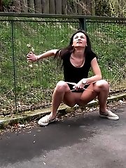 15 pictures - Gorgeous girl pees in the tennis courts