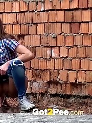 15 pictures - Sexy brunette pisses in an alleyway