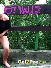 15 pictures - Hot blonde needs to pee in the park