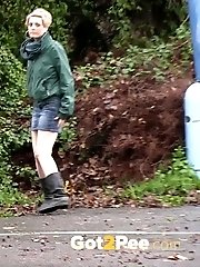 15 pictures - Blonde hottie pisses in the car park
