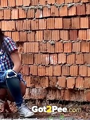 15 pictures - Sexy brunette pisses in an alleyway