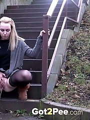 15 pictures - Pretty blonde pisses over steps in the city