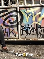 15 pictures - Grafitti Peeing