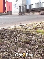 15 pictures - Brunette really needs to piss while outside