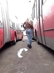 15 pictures - Sexy blonde girl pisses between parked buses
