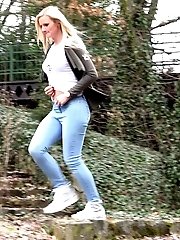 15 pictures - Blonde in denims squats outside to relieve herself