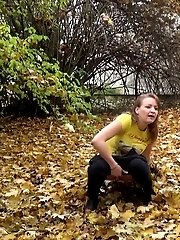 15 pictures - Pretty teen pisses in the middle of a public park