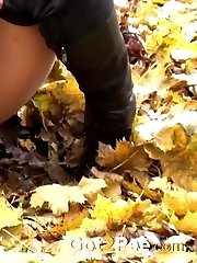 15 pictures - Pretty teen pisses in the middle of a public park