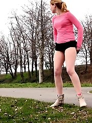 15 pictures - Pretty strawberry blonde sprays her golden pee