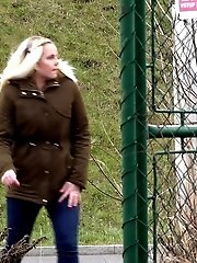 15 pictures - Blonde in denim jeans pisses outside