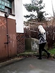 15 pictures - City pissing with gorgeous blonde babe in leggings