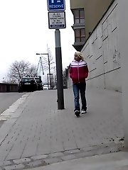 15 pictures - Blonde in denim jeans pisses outside in the wind
