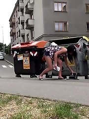 15 pictures - A shy girl needs to piss while outside in the city