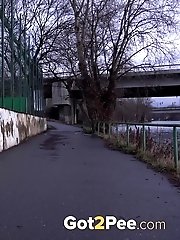 15 pictures - Pretty girl makes a massive piss puddle outside