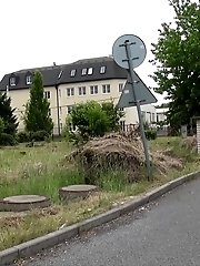 15 pictures - European in pink tank top pisses outside