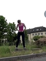 15 pictures - European in pink tank top pisses outside