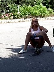 15 pictures - Outdoor pissing for gorgeous blonde in shorts