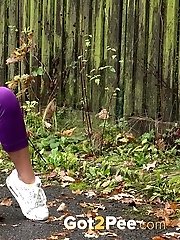 15 pictures - Gym bunny in workout gear relieves herself outside