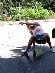 15 pictures - Outdoor pissing for gorgeous blonde in shorts