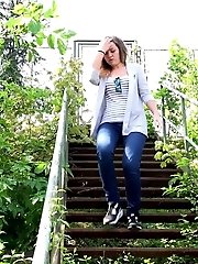 15 pictures - Pretty girl in denims pisses outside