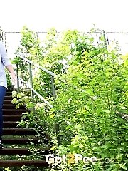 15 pictures - Pretty girl in denims pisses outside