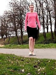 15 pictures - Pretty strawberry blonde sprays her golden pee