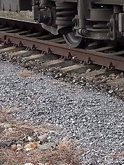 15 pictures - Cynthia Vellons pisses next to a railway line