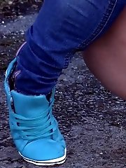 15 pictures - Closeup pissing for blonde in denim jeans