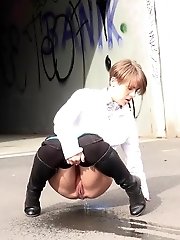 15 pictures - Short haired babe sprays her piss over the ground