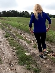 15 pictures - Pretty blonde in blue pisses outside