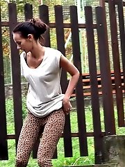 15 pictures - Girlfriends have fun as they pee together