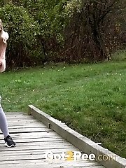 15 pictures - Katy Sky relieves herself on the golf course