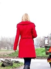 15 pictures - Sweet Cat Crouches