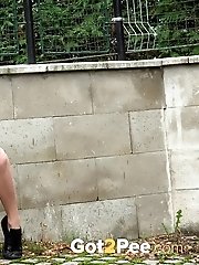 15 pictures - Gorgeous babe in hotpants pisses outside