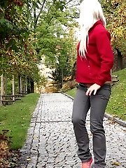 15 pictures - Sexy blonde pisses while jogging in the park