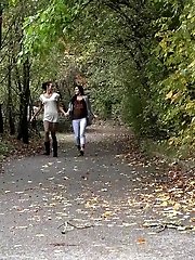 15 pictures - Girlfriends have fun as they pee together
