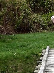 15 pictures - Katy Sky relieves herself on the golf course