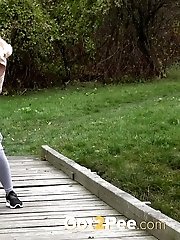 15 pictures - Katy Sky relieves herself on the golf course