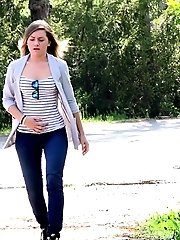 15 pictures - Pretty girl in denims pisses outside