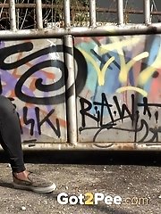 15 pictures - Grafitti Peeing
