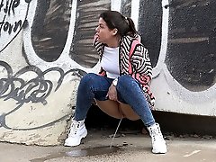 0  - City pissing for gorgeous brunette babe