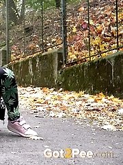 15 pictures - Sexy blonde in leggings pisses on the ground