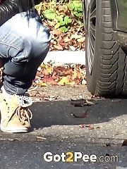 15 pictures - Shy girl needs to pee next to a busy road