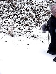 15 pictures - Pretty Eurobabe pees over snow outside