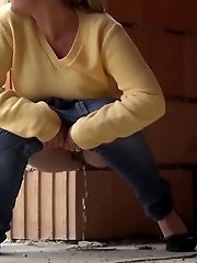 15 pictures - Blonde is househunting when she needs to pee