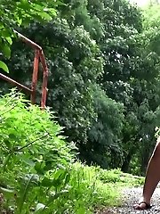 15 pictures - Pretty babe is in the park and needs to pee