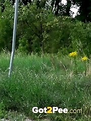 15 pictures - Blonde needs to piss when she is rollerskating