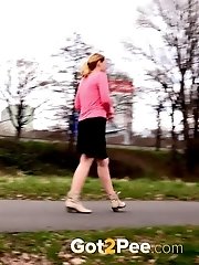 15 pictures - Pretty strawberry blonde sprays her golden pee