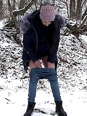 15 pictures - Pretty Eurobabe pees over snow outside