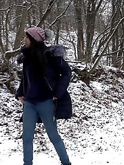 15 pictures - Pretty Eurobabe pees over snow outside